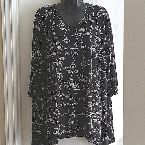 Tahari | Black and White Print High Lo Tunic Blouse - Picture 9 of 12